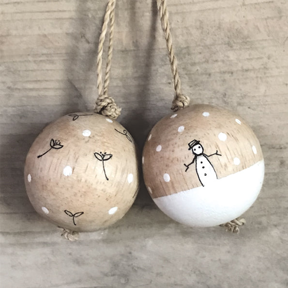East of India Wooden Bauble - Mistletoe Sprigs
