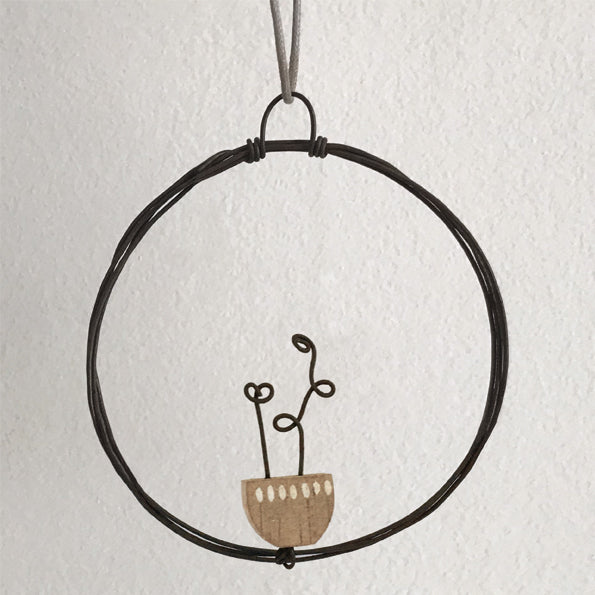 East of India Small Rusty Wire Wreath - Flowers in Vase