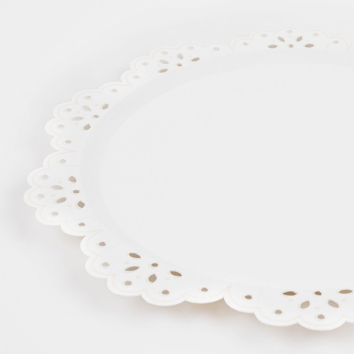 Broderie Anglaise Lace White Dinner Party Plates x 8 | Meri Meri party plates Broderie Anglaise Lace White Dinner Party Plates x 8