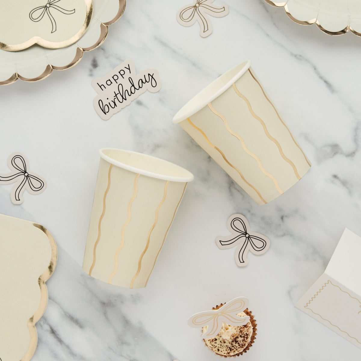 Champagne & Gold Wavy Party Cups x 8 Disposable Cups Champagne & Gold Wavy Party Cups x 8