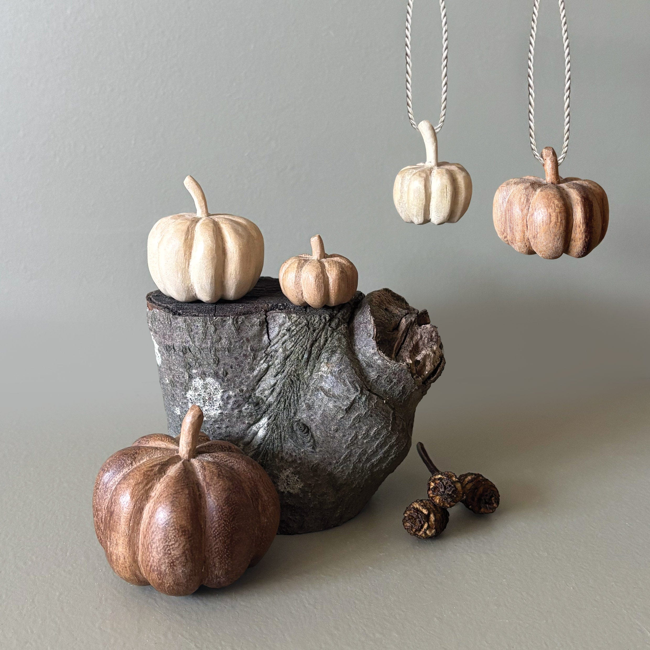 East of India Wooden Pumpkin - Small ornament East of India Wooden Pumpkin - Small